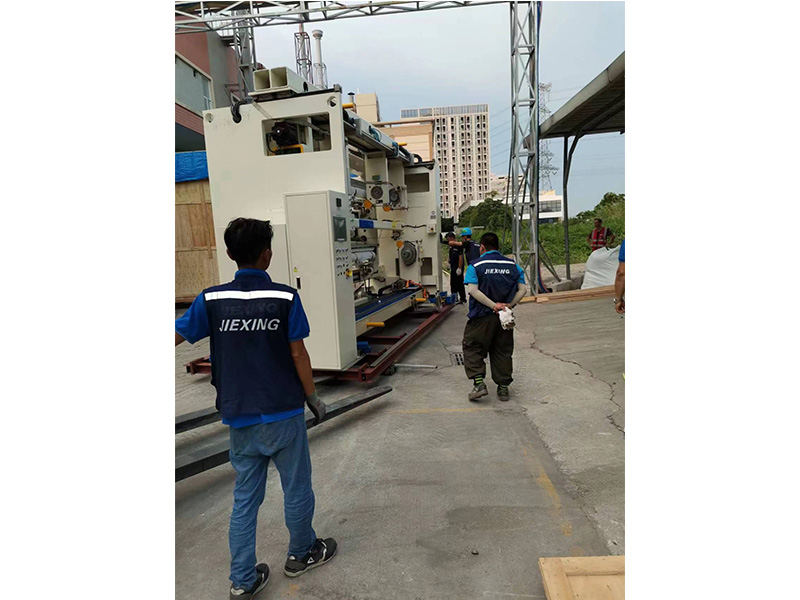 東(dong)莞某公司(si)搬遷打包(bao)現場