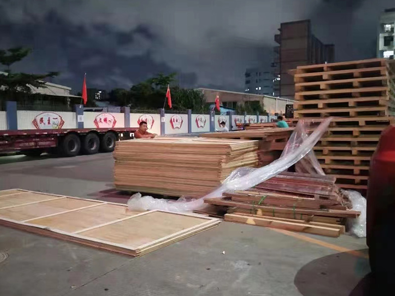 深圳石岩(yan)某重型設(she)備包裝